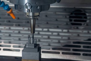 CNC değirmen makinesi, grafit elektrot parçalarını katı top değirmeniyle kesmeyi bitirdi. CNC makine merkezi tarafından üretilen kalıp ve ölüm süreci.