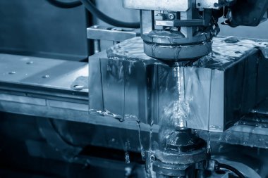 Kablo EDM makinesinin kalıpları kestiği yakın çekim sahnesi. Zar atma işlemi CNC programı tarafından kablo kesme makine kontrolü ile kesme işlemi.