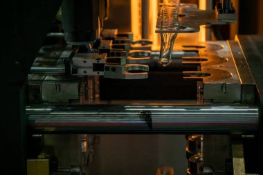 Küf makinesiyle içme suyu üretme işlemi. Plastik şişe üfleme makinesi operasyonu..