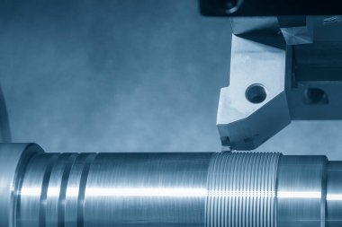 CNC torna makinesi metal şaft parçalarını kesiyor. CNC dönüşüm makinesinin yüksek teknolojili metal işlemesi .