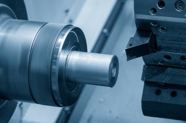 CNC torna makinesi metal şaft parçalarını kesiyor. CNC dönüşüm makinesinin yüksek teknolojili metal işlemesi .