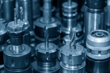 CNC değirmen makinesinin kabataslak kesim aletlerini yakın çekim sahnesi. Makine merkezi için kesme aracı.