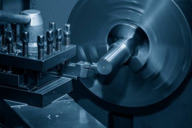 Torna makinesi sahneyi kapatır metal şaft parçalarını aletlerle keser. Makineyi döndürerek metal işleme süreci.