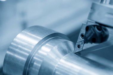 CNC torna makinesi metal şaft parçalarını kesiyor. CNC dönüşüm makinesinin yüksek teknolojili metal işlemesi .