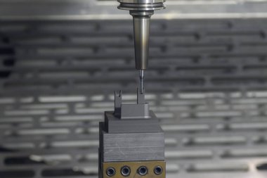 CNC değirmen makinesi, grafit elektrot parçalarını katı top değirmeniyle kesmeyi bitirdi. CNC makine merkezi tarafından üretilen kalıp ve ölüm süreci.