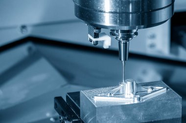 CNC değirmen makinesi enjeksiyon kalıbını katı top değirmeni aracıyla kesiyor. Kalıplar, sert top değirmeni ile makine merkeziyle kesme işlemi yapıyor.