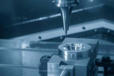 CNC değirmen makinesi enjeksiyon kalıbını katı top değirmeni aracıyla kesiyor. Kalıplar, sert top değirmeni ile makine merkeziyle kesme işlemi yapıyor.