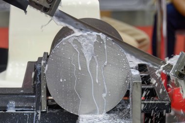 Bant kesme makinesi, metal şaft parçalarını soğutucu metoduyla kesiyor. Endüstriyel amaç için makine aracı.