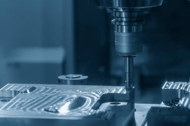 CNC değirmen makinesi, enjeksiyon küf parçalarını indekslenebilir araçlarla kesiyor. Kalıplar ve ölüm üretim süreci, son değirmen araçları ile makine merkezi tarafından.