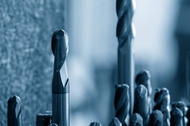 CNC değirmen makinesi için kullanılan sağlam karpit değirmeni grubunun yakın çekim sahnesi. Makine merkezi için kesme aracı.