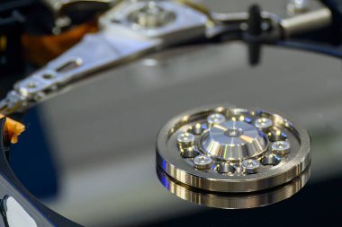 Açık mavi sahnedeki bilgisayarın sabit diskinin yakın çekim görüntüsü. Veri depolama konseptinin yüksek teknolojisi.