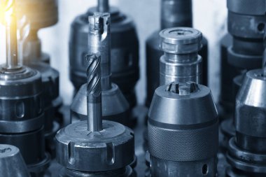 Yakın çekim sahnesi CNC değirmen makinesi için düz uçlu değirmen seti. Makine merkezi için kesme aracı.