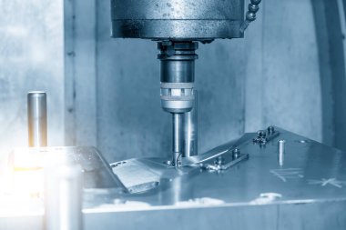 CNC değirmen makinesi, enjeksiyon küf parçalarını indekslenebilir araçlarla kesiyor. Kalıplar ve ölüm üretim süreci, son değirmen araçları ile makine merkezi tarafından.