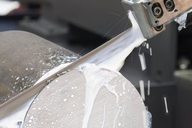 Bant kesme makinesi, metal şaft parçalarını soğutucu metoduyla kesiyor. Endüstriyel amaç için makine aracı.