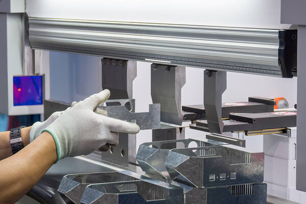 Закрыть гибки оператор станка держать листового металла частей и носить резиновую перчатку. Работа с листовым металлом оператором мастерства.