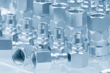 Sahneyi kapat ve açık mavi sahnede parçaları birleştiren bağlantıyı serbest bırak. Yüksek hassasiyetli parça üretimi kavramları.