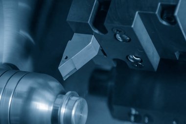 CNC torna makinesi metal şaft parçalarını kesiyor. CNC dönüşüm makinesinin yüksek teknolojili metal işlemesi .