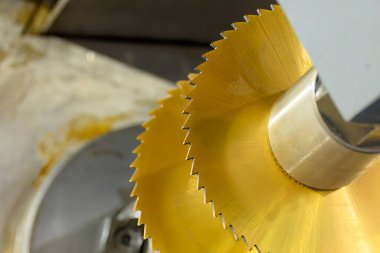 Kaplama yuvası değirmen aletini kapatın. NC değirmen makinesinde yatay yuva kesimi