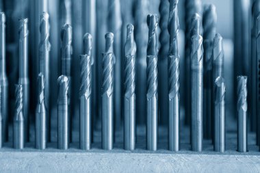 CNC değirmen makinesi için yüksek hızlı düz uçlu değirmenin yakın çekim sahnesi. Makine merkezi için kesme aracı.