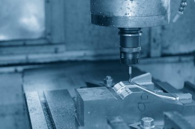 CNC değirmen makinesi enjeksiyon kalıbını katı top değirmeni aracıyla kesiyor. Kalıplar, sert top değirmeni ile makine merkeziyle kesme işlemi yapıyor.