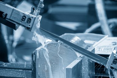 Bant kesme makinesi, metal şaft parçalarını soğutucu metoduyla kesiyor. Endüstriyel amaç için makine aracı.