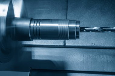 CNC torna makinesi, sondaj aracıyla metal şaft parçalarında delik açıyor. CNC dönüşüm makinesinin yüksek teknolojili metal işlemesi .