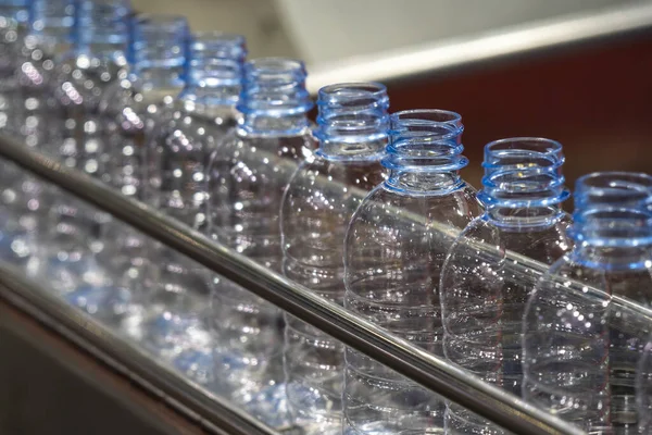 Высокие Технологии Производства Питьевой Воды Пустые Бутылки Питьевой Водой Конвейере — стоковое фото