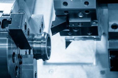 Metal parçaları kesen CNC torna makinesi. CNC dönüşüm makinesinin yüksek teknolojili metal işlemesi .