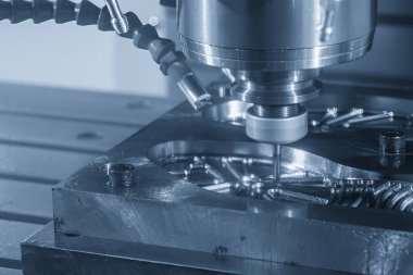 CNC değirmen makinesi, ayakkabı kalıbını sert bir top değirmeni aracıyla kesiyor. Kalıplar, sert top değirmeni ile makine merkeziyle kesme işlemi yapıyor.