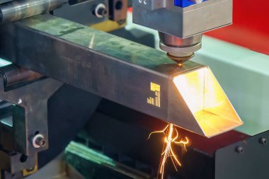 Fiber lazer kesme makinesi kare paslanmaz çelik tüpü kesti. Lazer kesme makinesinin yüksek teknoloji metal üretim süreci.. 
