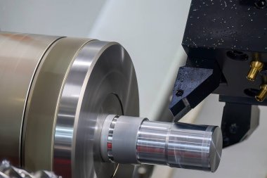 CNC torna makinesi metal şaft parçalarını kesiyor. CNC dönüşüm makinesinin yüksek teknolojili metal işlemesi .