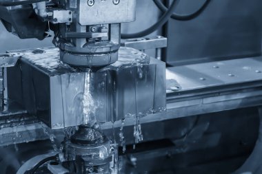 Kablo EDM makinesinin kalıpları kestiği yakın çekim sahnesi. Zar atma işlemi CNC programı tarafından kablo kesme makine kontrolü ile kesme işlemi.