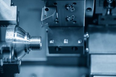 CNC torna makinesi metal koni şeklindeki parçaların ucunu kesiyor. CNC dönüşüm makinesinin yüksek teknolojili metal işlemesi .