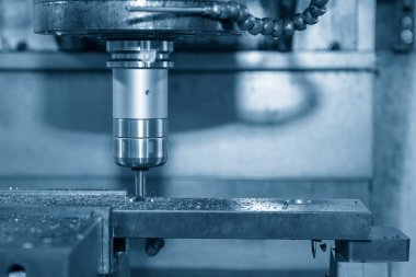 CNC değirmen makinesi enjeksiyon kalıbını katı top değirmeni aracıyla kesiyor. Kalıplar, sert top değirmeni ile makine merkeziyle kesme işlemi yapıyor.