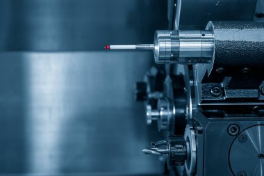 CNC torna makinesinin taretindeki dokunmatik sonda. Sondaya dokunarak makineyi döndürmenin kalite kontrolü.