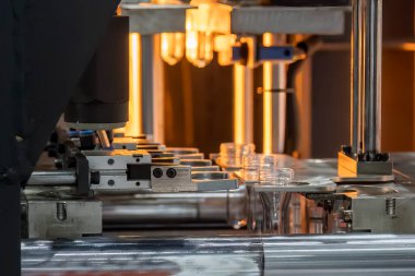 Küf makinesiyle içme suyu üretme işlemi. Plastik şişe üfleme makinesi operasyonu..