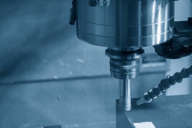 CNC değirmen makinesi, enjeksiyon küf parçalarını indekslenebilir araçlarla kesiyor. Kalıplar ve ölüm üretim süreci, son değirmen araçları ile makine merkezi tarafından.