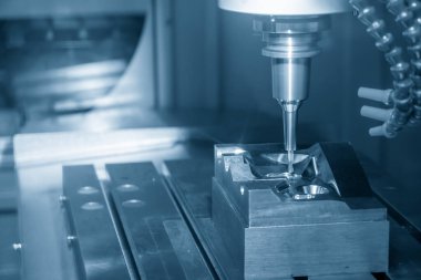 CNC değirmen makinesi enjeksiyon kalıbını katı top değirmeni aracıyla kesiyor. Kalıplar, sert top değirmeni ile makine merkeziyle kesme işlemi yapıyor.