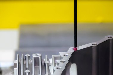 Yakın çekim sahnesi 3 eksenli CMM makinesi alüminyum parçaları ölçüyor. Çoklu eksen CMM ile otomotiv parçalarının kalite kontrolü 3 eksenli CMM makinesi.