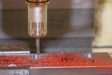 CNC değirmen makinesi enjeksiyon kalıbını katı top değirmeni aracıyla kesiyor. Kalıplar, sert top değirmeni ile makine merkeziyle kesme işlemi yapıyor.