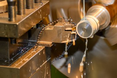 Sahneyi kapat, torna makinası metal şaft parçalarını sıvı soğutucu metoduyla kesti. Makineyi döndürerek metal işleme süreci.