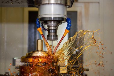 CNC değirmen makinesinin kapanış sahnesinde kabuk kalıplarını yağ soğutma metoduyla delmesi. Kalıplar ve ölenler, makine merkezi tarafından katı top son değirmeni araçlarıyla üretiliyor..