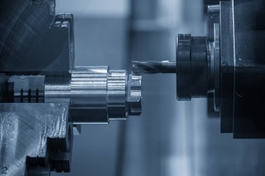 Çok görevli CNC torna makinesi değirmenciliği, değirmen mili ile metal şaft parçalarını kesti. CNC dönüşüm makinesiyle çalışan yüksek teknoloji metali.