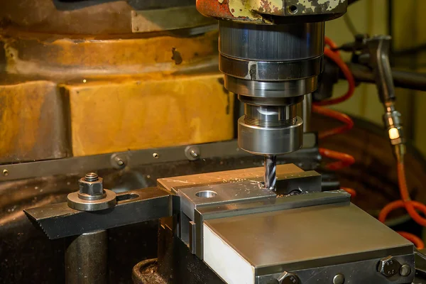 Boreprocessen Fræsemaskine Med Messing Materiale Metallet Arbejdskoncept Fræsemaskinen - Stock-foto