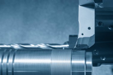 CNC Torna Makinesi, metal şaft parçalarının sonundan iplik kesme sahnesini kapatın. CNC dönüşüm makinesinin yüksek teknolojili metal işlemesi .