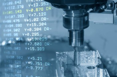 Soyut sahne CNC değirmen makinesi vakum küf parçalarını ve G-kod veri arkaplanını kesiyor. CNC makine merkezi tarafından üretilen kalıp ve ölüm süreci.