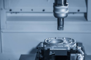 CNC değirmen deliği, matkap aletleriyle otomotiv parçalarını kesiyor. Kalıplar ve ölüm üretim süreci, son değirmen araçları ile makine merkezi tarafından.