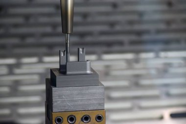 CNC değirmen makinesi, grafit elektrot parçalarını katı top değirmeniyle kesmeyi bitirdi. CNC makine merkezi tarafından üretilen kalıp ve ölüm süreci.