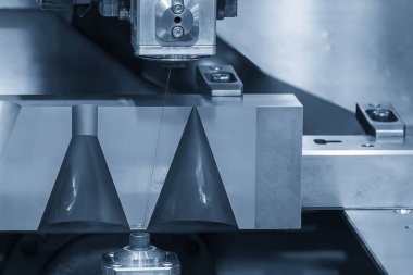 Kablo EDM makinesinin kalıpları kestiği yakın çekim sahnesi. Zar atma işlemi CNC programı tarafından kablo kesme makine kontrolü ile kesme işlemi.
