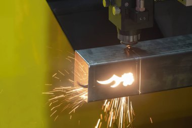 Fiber lazer kesme makinesi kare paslanmaz çelik tüpü kesti. Lazer kesme makinesinin yüksek teknoloji metal üretim süreci.. 